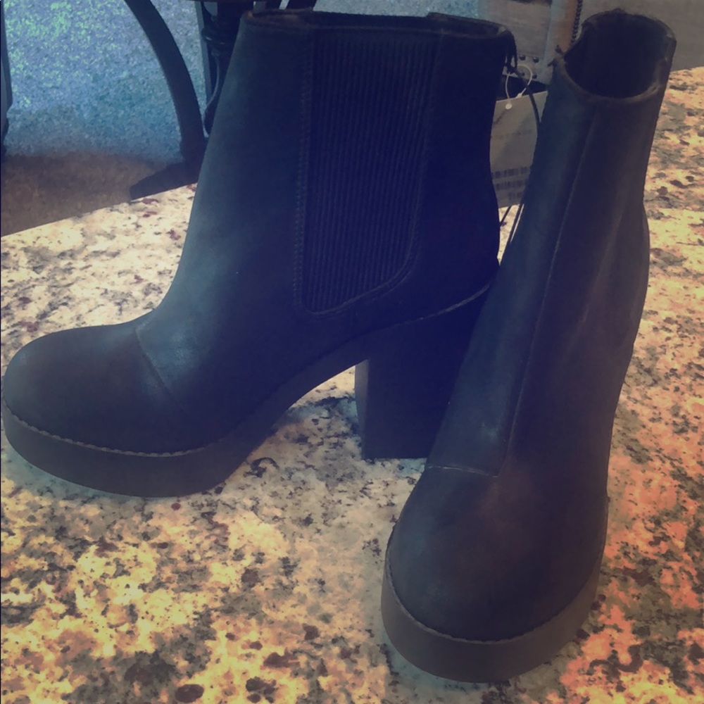 Black heeled boots
